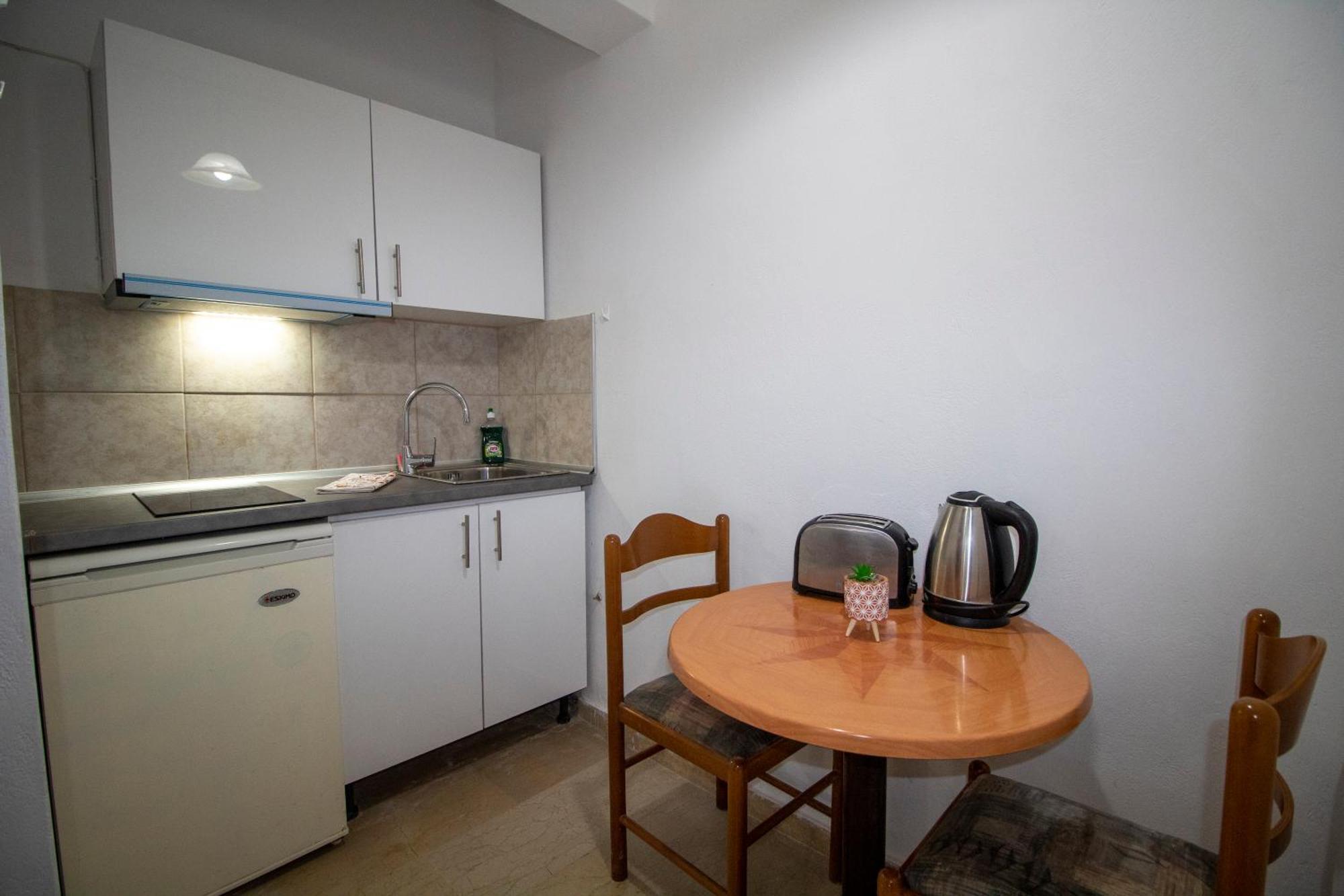Harry'S Bar & Apartments 1 アカラヴィ エクステリア 写真
